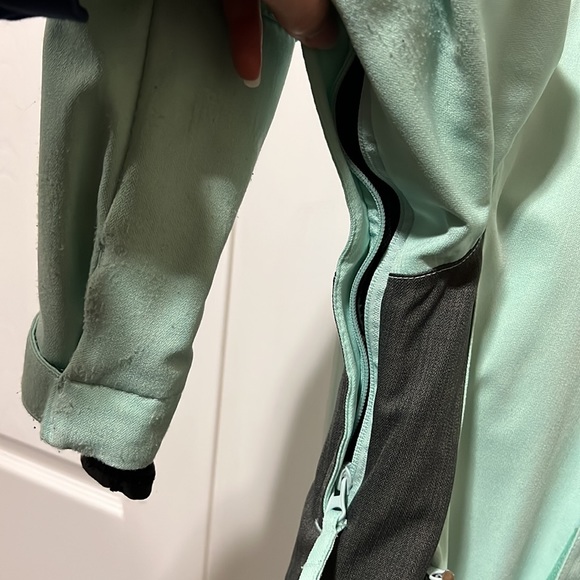 XS Mint green DC ski jacket. 10,000 MM Waterproof. Many pockets. Gently used. - Picture 13 of 17